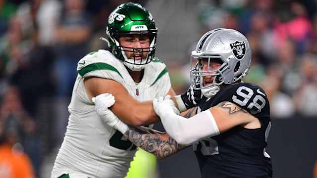 Jets' OT Max Mitchell blocks Raiders' DE Maxx Crosby