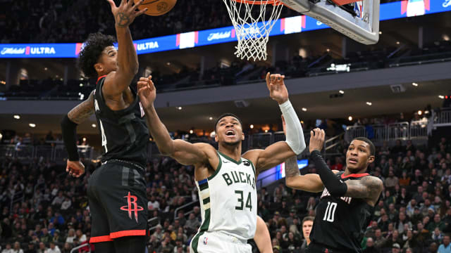  Milwaukee Bucks forward Giannis Antetokounmpo (34) battles for a rebound with Houston Rockets guard Jalen Green (4) 