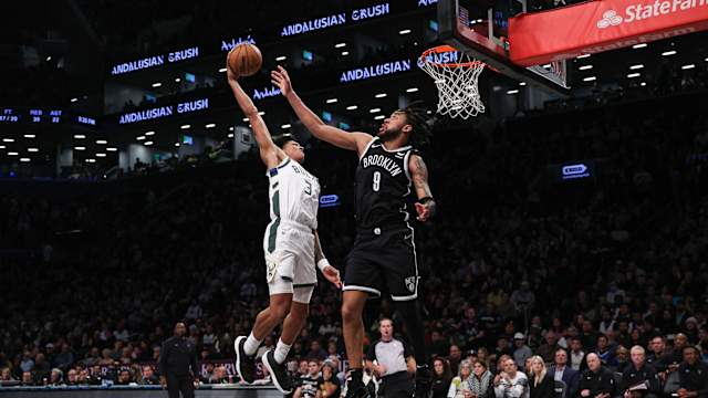 Milwaukee Bucks forward MarJon Beauchamp (3) goes up for a dunk against Brooklyn Nets forward Trendon Watford (9) 