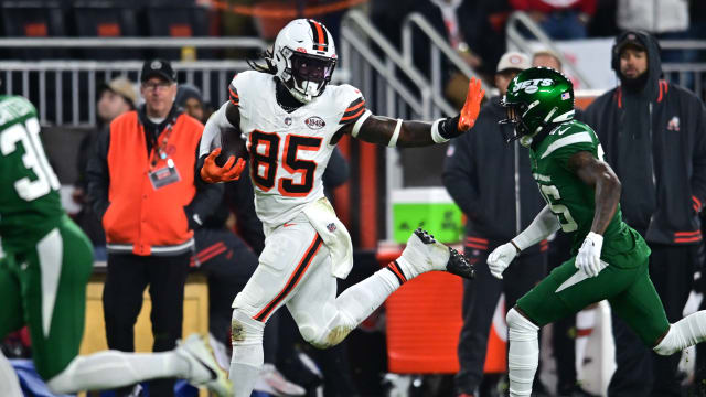 Browns' TE David Njoku runs after making a first-half catch vs. the Jets