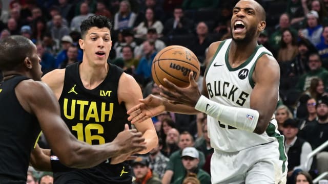  Milwaukee Bucks center Khris Middleton (22) drives for the basket against Utah Jazz forward Simone Fontecchio (16) 