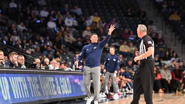 Damon Stoudamire coaching vs Notre Dame