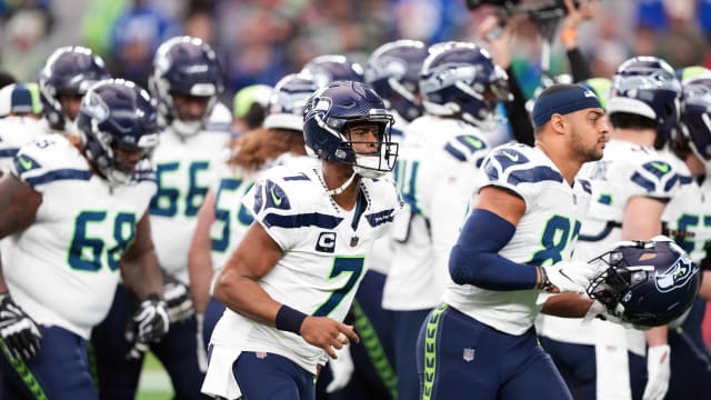 Seattle Seahawks quarterback Geno Smith (7) warms up prior to facing the Arizona Cardinals at State Farm Stadium.