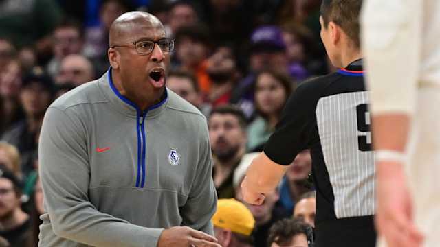 Sacramento Kings head coach Mike Brown argues 