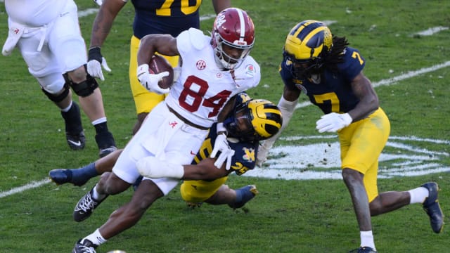 Jan 1, 2024; Pasadena, CA, USA; Alabama Crimson Tide tight end Amari Niblack (84) tries to break a tackle by Michigan Wolverines linebacker Junior Colson (25) in the 2nd quarter of the 2024 Rose Bowl college football playoff semifinal game at Rose Bowl. Right is Michigan Wolverines defensive back Makari Paige (7). Mandatory Credit: Robert Hanashiro-USA TODAY Sports