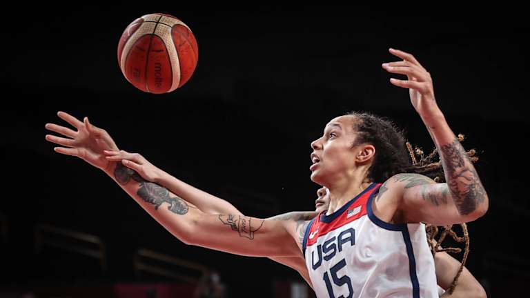 Brittney Griner al fin sale libre en Rusia, a un alto costo