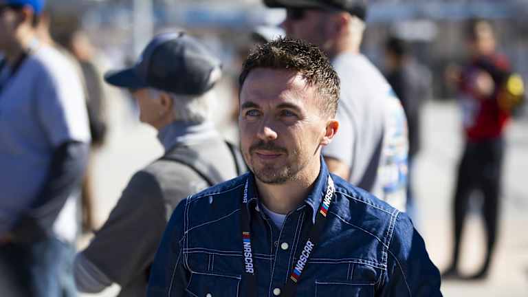 El actor de 'Malcom in the Middle' ahora es piloto profesional de la NASCAR