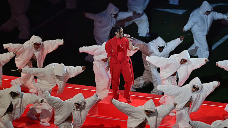 Rihanna revela embarazo en show de medio tiempo