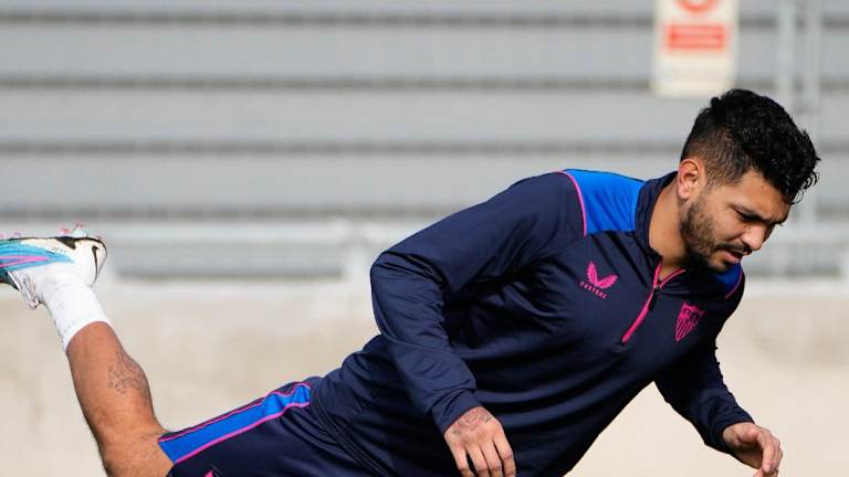 Tecatito Corona reaparece "con pasillo" en entrenamiento del Sevilla