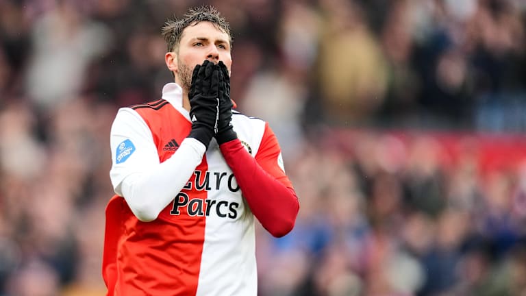 Santi Giménez celebró sus raíces en otro triunfo con el Feyenoord