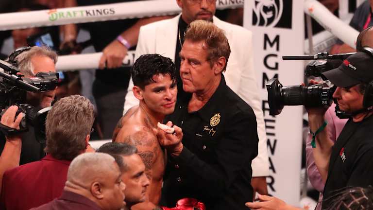 Rodaron cabezas: Ryan García despidió a su entrenador después del KO ante Davis