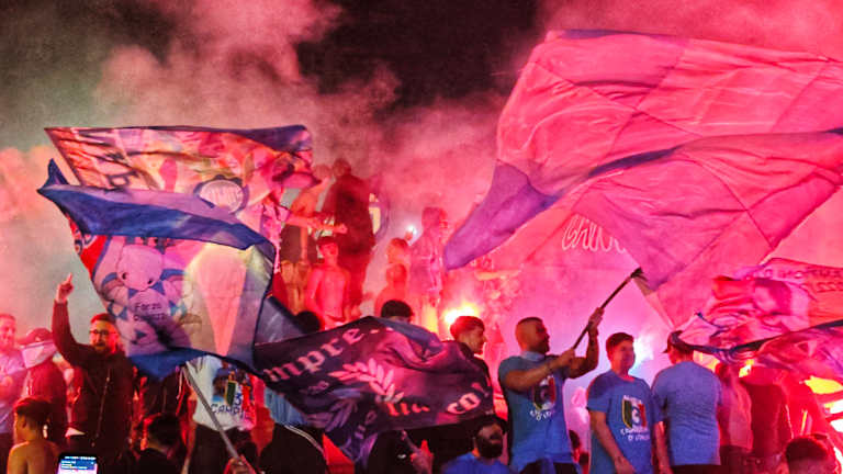 Mancha roja en festejos del Napoli deja saldo de un muerto y varios heridos