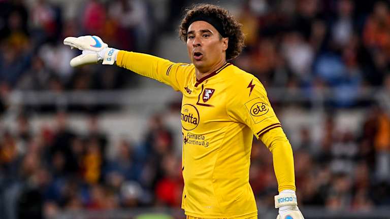 ¡Se queda! Ochoa renueva con Salernitana con incremento salarial