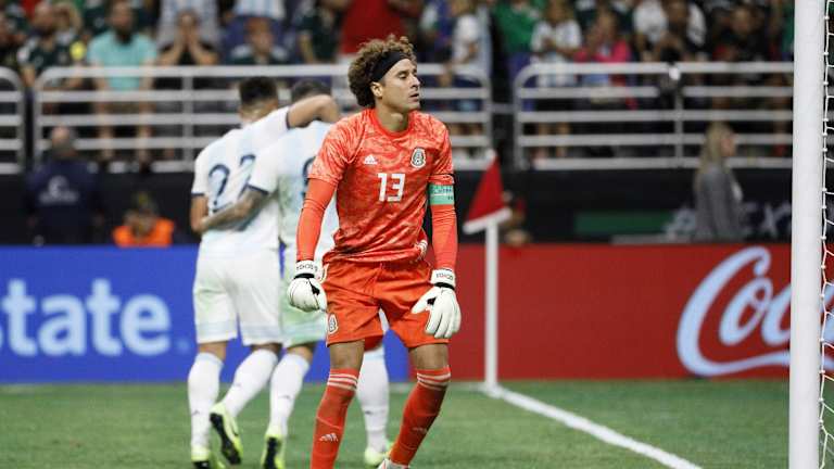 Miguel Herrera y la afición quieren ver a Jiménez, en lugar de Ochoa
