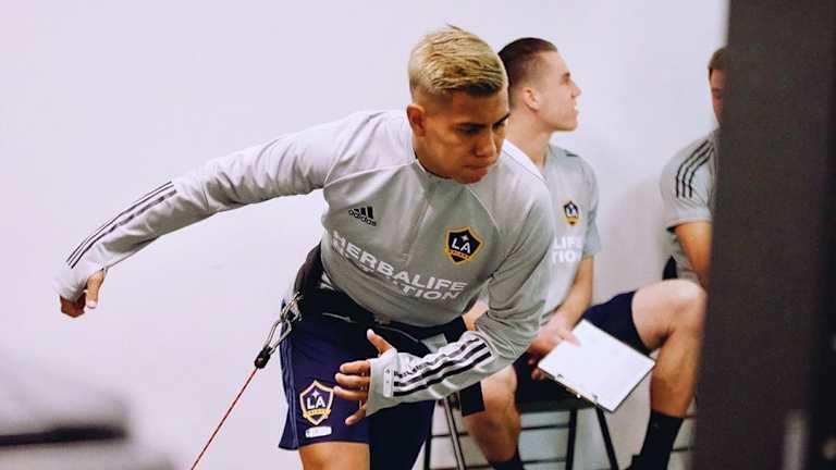 Alerta en Galaxy y el Tri, Efraín Álvarez salió lesionado