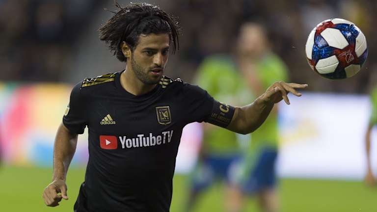 Reciben a Carlos Vela con abucheos en México