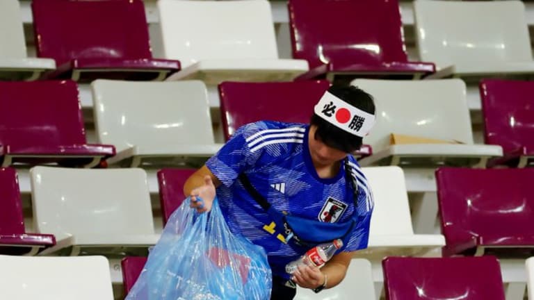 Orden nivel: aficionados japoneses limpiaron las gradas al terminar el partido