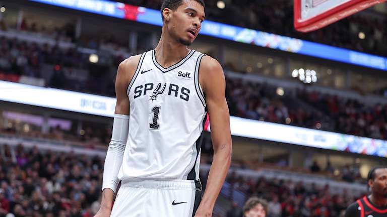 Victor Wembanyama de los Spurs logra un 5x5 en la derrota ante los Lakers