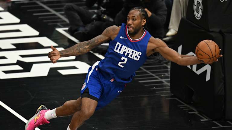 Kawhi Leonard descartado por espasmos en la espalda; abandona la arena