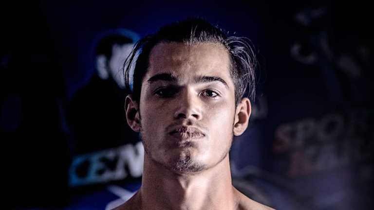 Combate Global Firma a La Estrella de TikTok