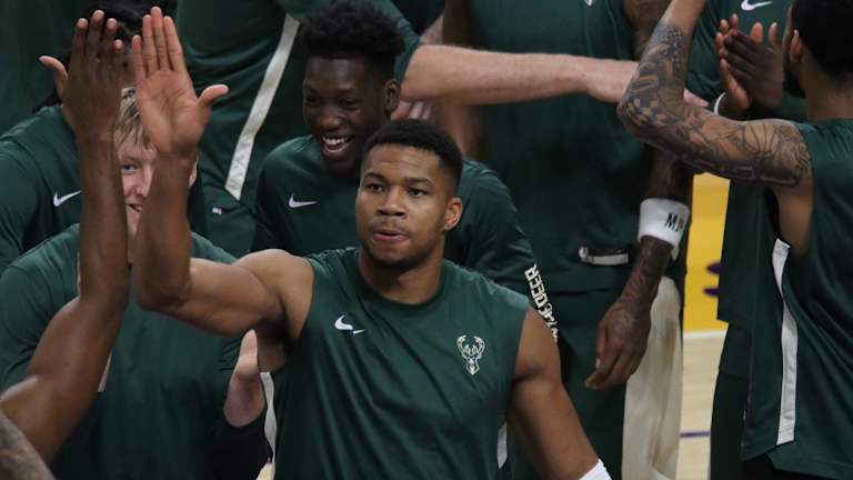 Giannis Antetokounmpo firma un contrato millonario con los Bucks