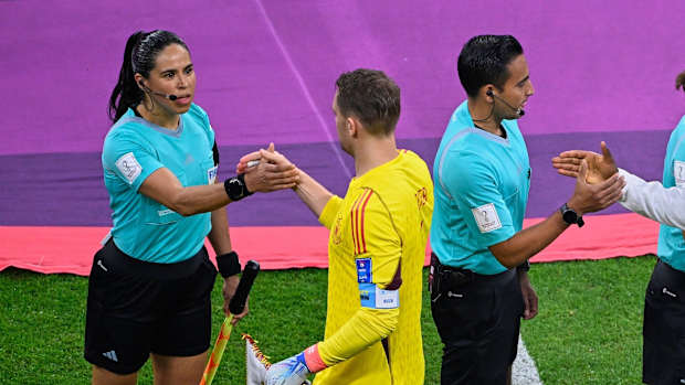 Mexicana Karen Díaz hace historia en la primera tripleta arbitral femenina en mundiales