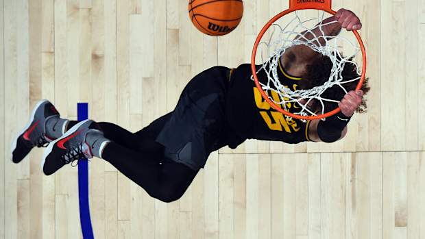 Missouri Tigers forward Noah Carter dunks the ball.