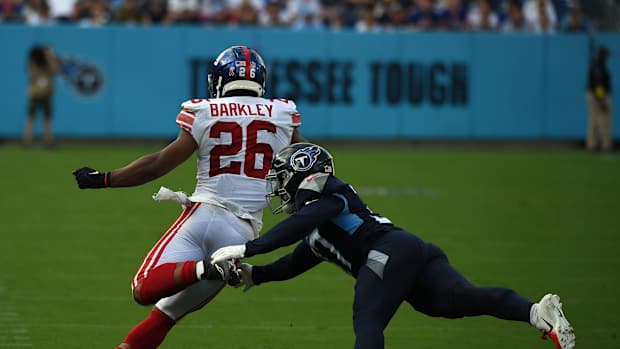 Saquon Barkley runs past Amani Hooker.