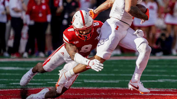 Chase Brown run vs Myles Farmer second quarter USATSI_19332568 Nebraska vs Illinois football 2022 crop