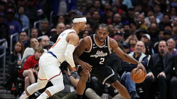 Knicks guard Josh Hart defends Clippers forward Kawhi Leonard.