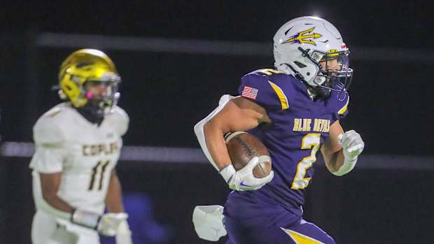 Wide receiver Collin Dixon running with the football