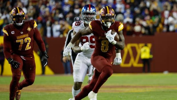 Washington Commanders running back Brian Robinson Jr. runs the ball against the New York Giants.