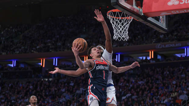 Washington Wizards guard Johnny Davis (1) attempts a layup against the New York Knicks.