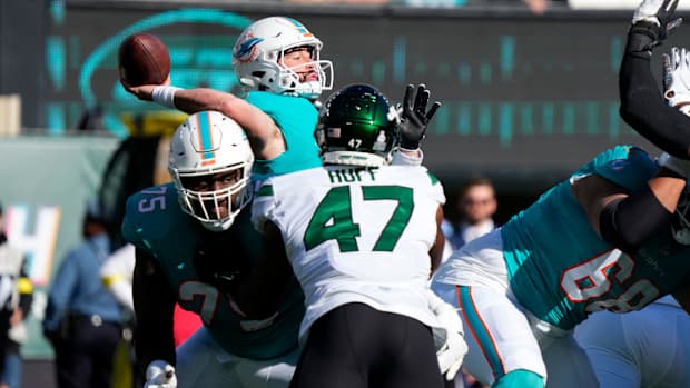 DE Bryce Huff pressures Dolphins QB Skylar Thompson