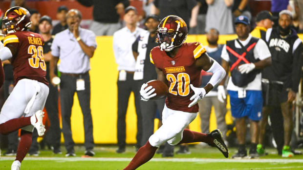 Washington Commanders defensive back Quan Martin (20) returns an interception 59-yards against the Baltimore Ravens.