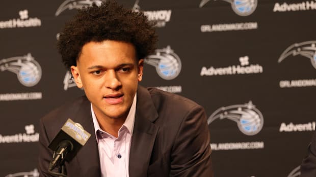 Atlanta Hawks guard Dejounte Murray and Orlando Magic forward Paolo Banchero ended their feud at The CrawsOver Pro-Am league in Seattle, Washington.