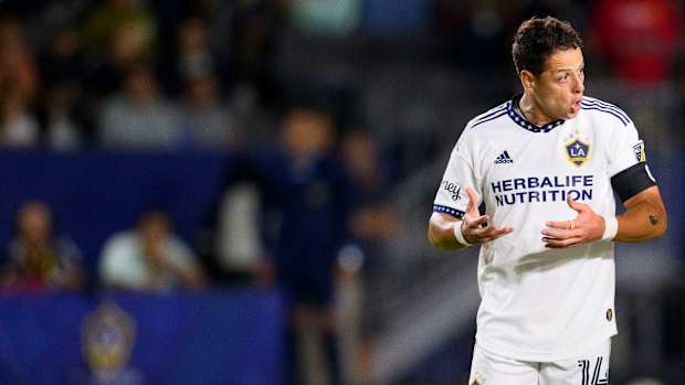Chicharito discute en un partido