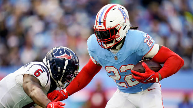 Derrick Henry tries to get past Houston Texans linebacker Denzel Perryman during the third quarter at Nissan Stadium