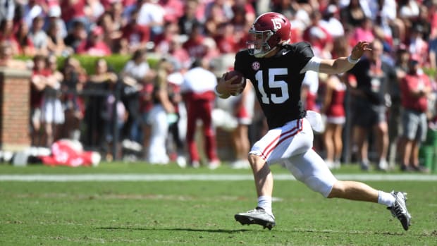 Alabam Crimson Tide quarterback Ty Simpson carries the ball.