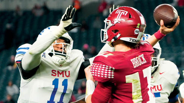 SMU Mustangs defensive end Je'lin Samuels pressures Temple Owls quarterback Forrest Brock (11) throws the ball during the second half at Lincoln Financial Field.