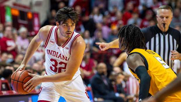 Indiana's Trey Galloway (32) runs the offense during the first half of the Indiana versus Kennesaw State men's basketball game at Simon Skjodt Assembly Hall on Friday, Dec. 29, 2023.