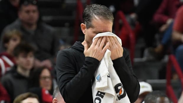 Arkansas head coach Eric Musselman towels off during a bell-to-bell loss to South Carolina.