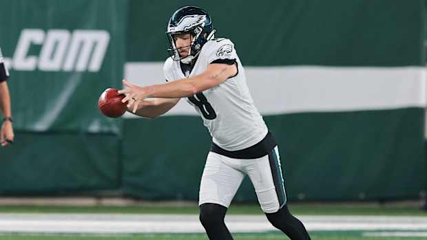 Eagles punter Arryn Siposs
