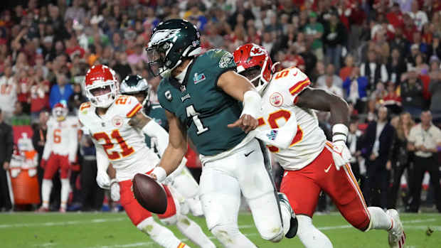 Eagles QB Jalen Hurts eludes Chiefs pressure in Super Bowl LVII