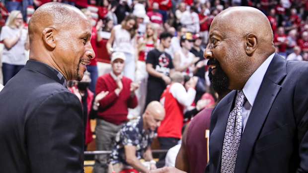 Bethune-Cookman assistant coach Billy Garrett (left) and Indiana coach Mike Woodson (right) shake hands at Simon Skjodt Assembly Hall on Nov. 10, 2022.