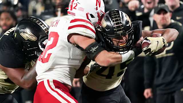 Devin Mockobee run vs Nebraska linebacker Nick Henrich 2022 Purdue football USATSI_19242323