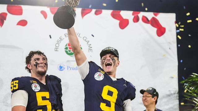 Michigan quarterback J.J. McCarthy (9) lifts the Rose Bowl trophy to celebrate a 27-20 win over Alabama at the 2024 Rose Bowl in Pasadena, Calif., on Monday, Jan. 1, 2024.