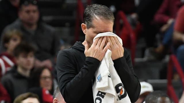 Arkansas head coach Eric Musselman towels off during a bell-to-bell loss to South Carolina.
