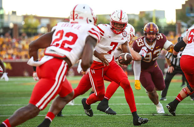Nebraska Minnesota 2023 - Jeff Sims hands off to Ervin 2