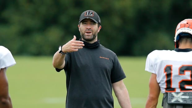Cincinnati Bengals offensive coordinator Brian Callahan (center)during training camp at the teams practice facility.